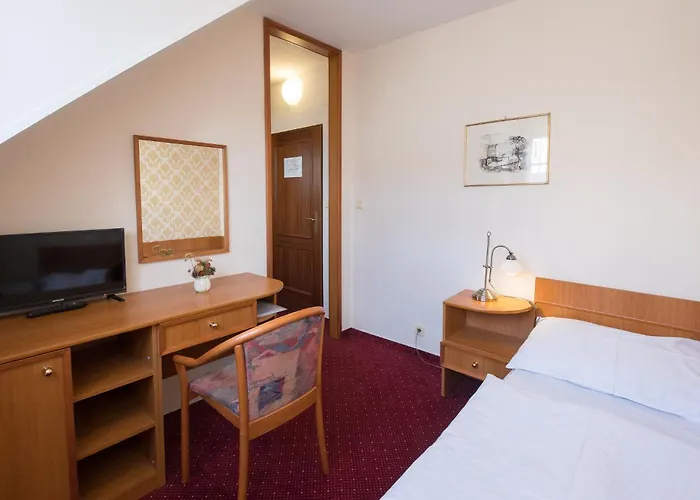 U Cerneho Orla Hotell