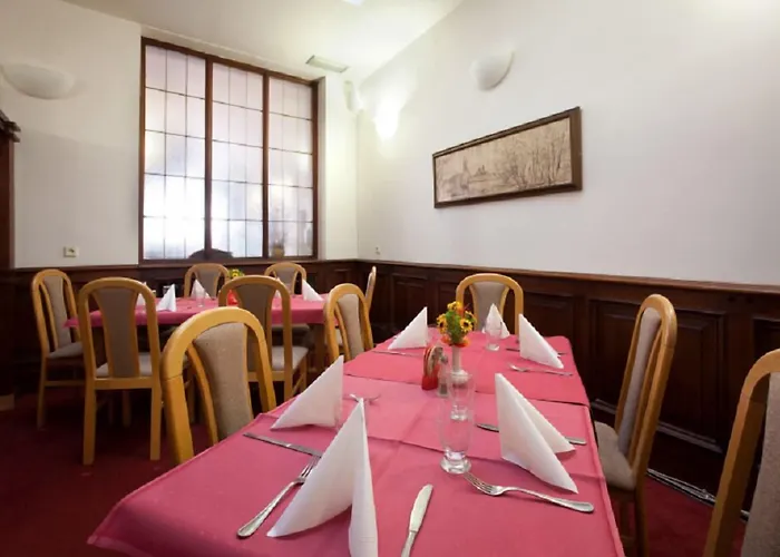 U Cerneho Orla Hotell